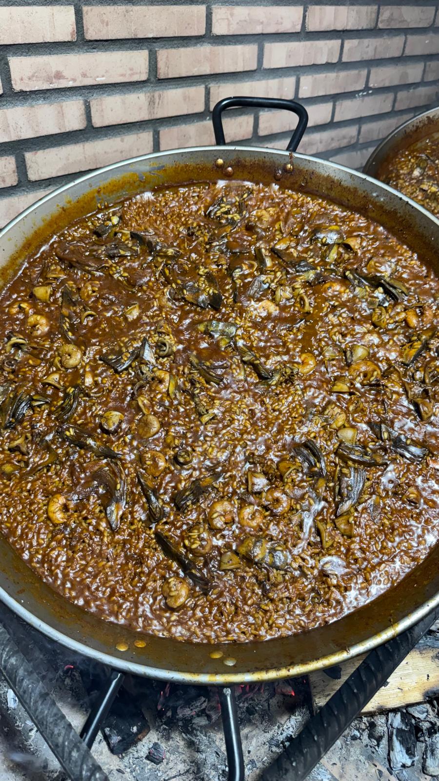 Arroz del senyoret con alcachofas del Restaurante Los Pinochos en Simancas (Valladolid), arroz tierno y sudado con hebra de sepia, alcachofas y un poco de ajo negro. El senyoret de la terreta.